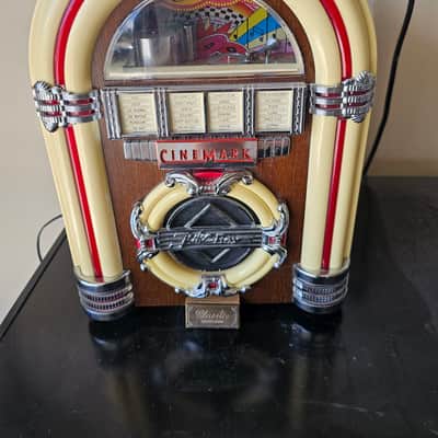Crosley CR-11 Collector's Edition Jukebox 1998 - Wood image 1