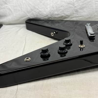 Gibson DSVE00EBCH1 '80s 1980s Flying V Guitar with Case 2023 - Ebony / Black image 17