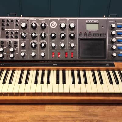 Moog Minimoog Voyager XL 61-Key Monophonic Synthesizer 2010 Black with Wood Cabinet