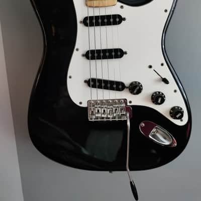 Fender International Series Stratocaster with Maple Fretboard 1979 - 1982 - Cathay Ebony. image 3