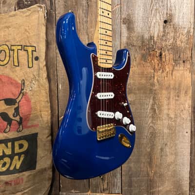 Fender Deluxe Players Stratocaster with Maple Fretboard 2010 - Sapphire Blue Transparent image 3