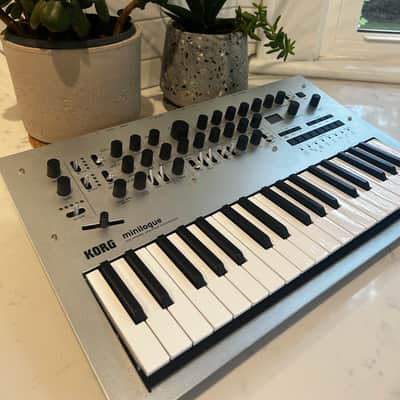 |EXCELLENT CONDITION| Korg Minilogue - Like New Condition, Power Supply and Original Packaging Included