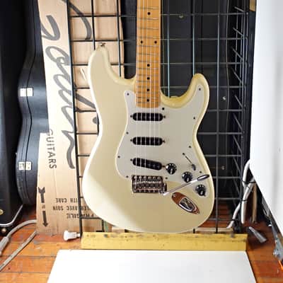 Squier II Standard Stratocaster with Maple Fretboard (Made in Korea) 1989 - 1992 - Frost White image 1