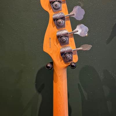 Fender American Series Jazz Bass with Maple Fretboard 2005 - 3-Color Sunburst image 6