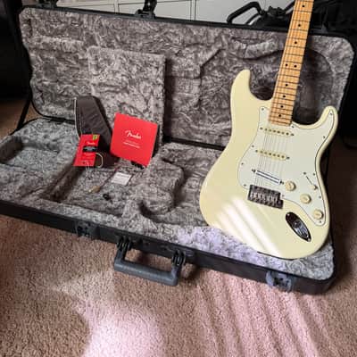 Fender American Professional Stratocaster with Maple Fretboard 2017 - 2019 - Olympic White image 1