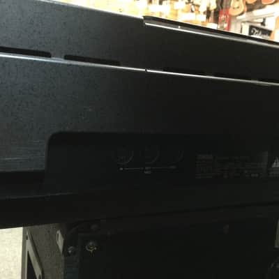Yamaha Clavinova CLP-550 Black and White image 6