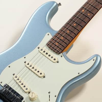 Fender American Ultra Luxe Vintage 60s Stratocaster Ice Blue Metallic Ice Blue Metallic [US25016320] (05/15) image 2