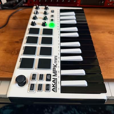 Akai MPK Mini MK2 + Official Decksaver + Hard Case + Original Box image 13