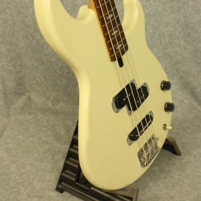 Yamaha BB414 BB Series 4-String Electric Bass in Vintage White