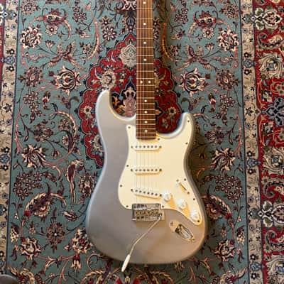 Fender Player Stratocaster with Pau Ferro Fretboard 2018 - 2024 - Silver image 1