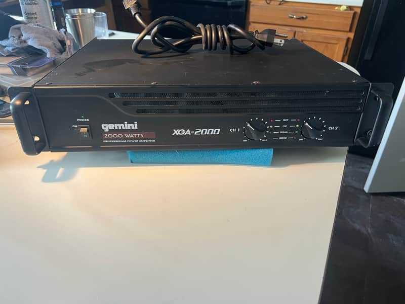 Gemini XGA-2000 Professional 2000-Watt Rackmount Power Amp w/ IEC power cable & rack mount bolts/washers. image 1