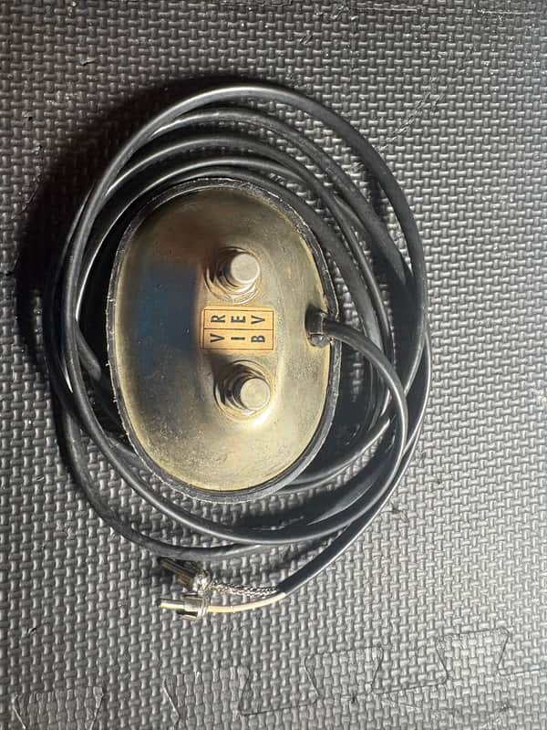 Fender 099-4051-000 2-Button Vibrato/Reverb Footswitch with RCA Connectors