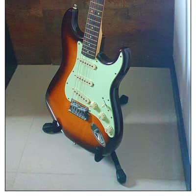 Squier By Fender FSR Affinity Series Stratocaster LRL 2022 - Honey Burst image 2