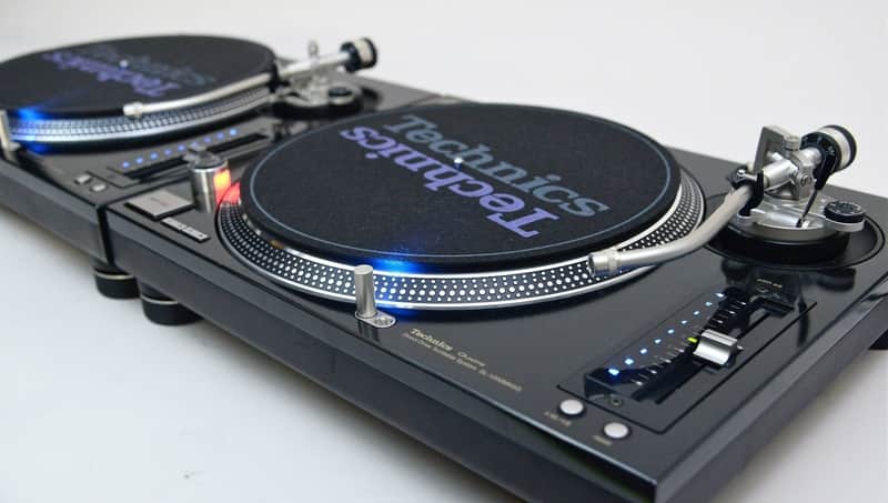 2 RARE TECHNICS SL-1200 MK5G In Excellent Condition w/ Original