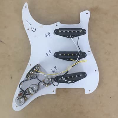2000s Genuine Fender Guitar Aged Relic Loaded Strat Pickguard Pickups Parchment Natural Aging image 11