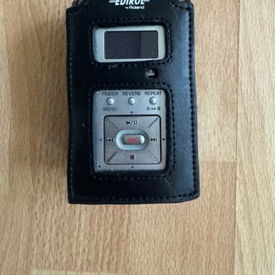Roland Edirol R-09 24-bit WAV/MP3 Portable Recorder — Field Recording / Podcast / Interview image 2
