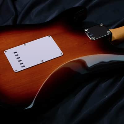 Fender Vintera '60s Stratocaster with Pau Ferro Fretboard 2019 - Present - 3-Color Sunburst image 11