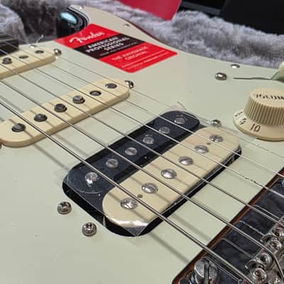 Fender American Professional Stratocaster 2018 BRAND NEW Time Capsule CASE QUEEN Ultra Luxe 2-Tone Sunburst USA Strat 60s vintage 4-bolt neck Investor Guitar image 5