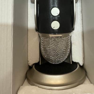 Blue Yeti Pro USB & XLR Condenser Microphone – Black image 2