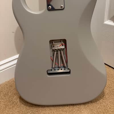 Unbranded Strat-style electric guitar - Matte gray image 6