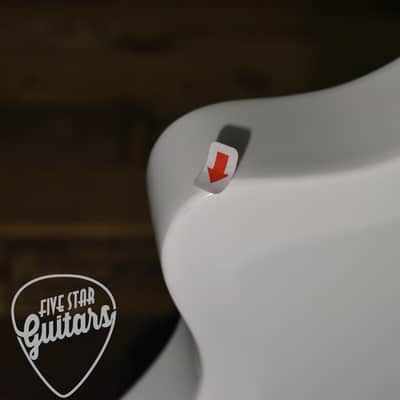 Pre-Owned Supro 1224DBHT Limited Edition David Bowie 1961 Dual Tone Hardtail - White with Hardshell Case image 12
