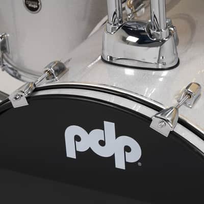 PDP Center Stage 5-Piece Drum Kit with Hardware Cymbals and Throne - Diamond White Sparkle (PDCE2215KTDW) imagen 6