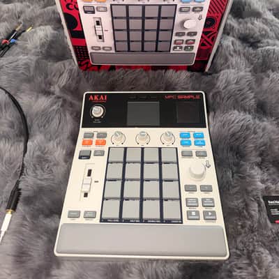 Akai MPC Sample – Excellent Condition + SD Card & iOS Cables Included image 4