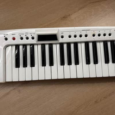 Roland AX-7 45-Key Keytar MIDI Controller 2002 - 2006 - White image 4