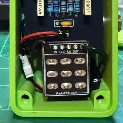 Mini PedalPCB Golden Fuzz 2026 - Powder coated Green Hand-Built • Powder-Coated Enclosure • 2K Clear • Lumberg Jacks (Fleece Clone) image 2