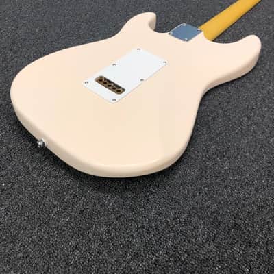 G&L Tribute Series Legacy - White Gloss with Maple Fretboard image 10