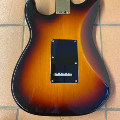 Fender Stevie Ray Vaughan Stratocaster with Pau Ferro Fretboard 2010 - Present - 3-Color Sunburst image 4