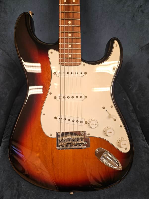 Fender Player Stratocaster with Pau Ferro Fretboard 2021 - 3-Color Sunburst, with tweed Gator Case