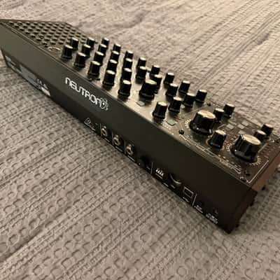 Behringer Neutron Paraphonic Analog and Semi-Modular Synthesizer + Audio Parasites Black Panel image 3