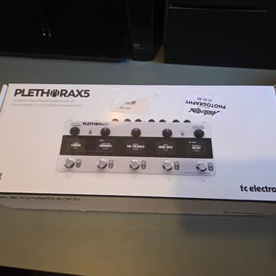 TC Electronic Plethora X5 TonePrint Multi-Effects Pedalboard 2020 - Present - White image 5