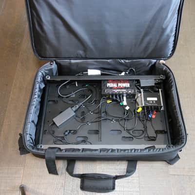 Voodoo Lab Dingbat Medium Pedalboard with Case & Voodoo Lab Pedal Power 2 Plus image 2