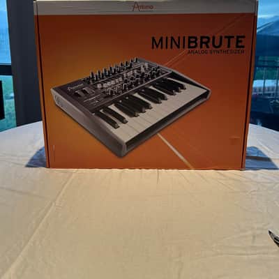 Arturia Minibrute 2020 - Black image 1