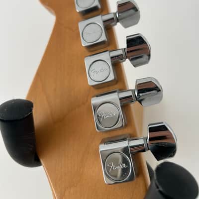 Fender Highway one Stratocaster with maple Fretboard 2003 - Sapphire Blue Transparent image 7