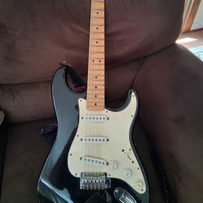 Fender  Standard  stratocaster 1997 2001 - Black image 6