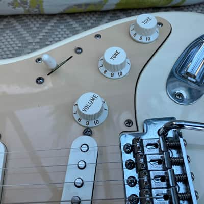 Fender Standard Stratocaster with Maple Fretboard 2014 - Arctic White image 7