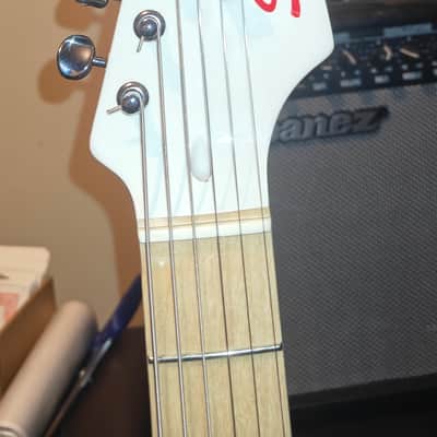 Squier by Fender Hello kitty Stratocaster image 3