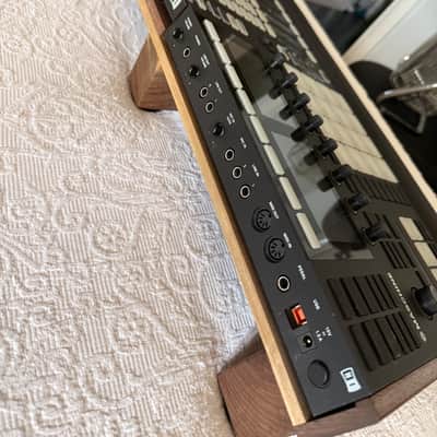 Native Instruments Maschine Mk3 / Maschine custom bundleJam 2024 image 5