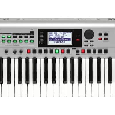 Korg i3 Music Workstation 61 keyboard Silver open box