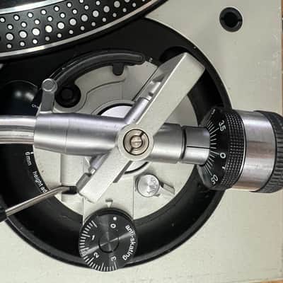 Used Technics SL-1200M3D turntable - Missing feet image 3