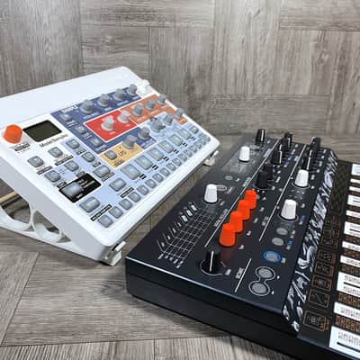 30º Stand for ELEKTRON Model Samples / Cycles desktop modules - DWL - Color WHITE - by KZcraftworks - USA image 2