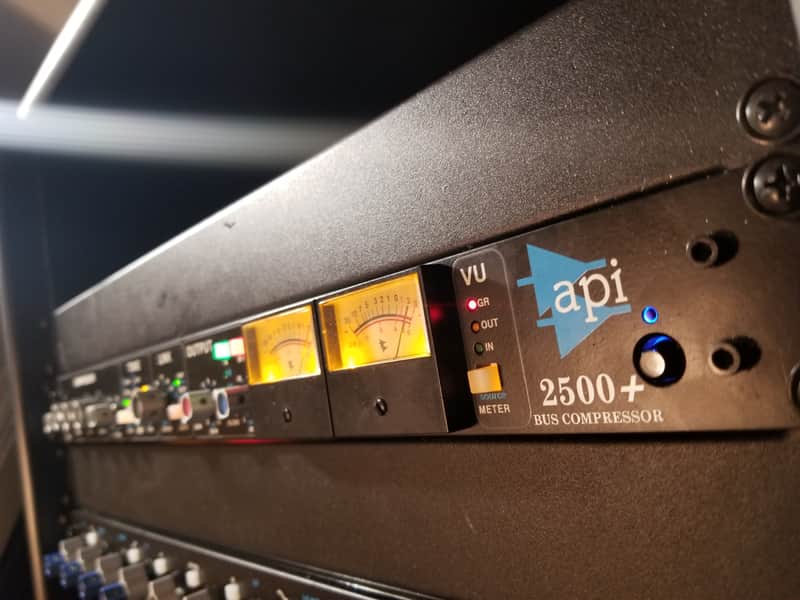 API  2500+ Buss Compressor image 1
