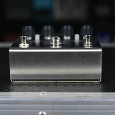 Silvertone Twin Trem 2024 - Present - Chrome / Black image 2