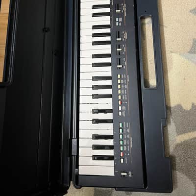 Yamaha PortaSound PS-400 Vintage 44-key keyboard synth w Case