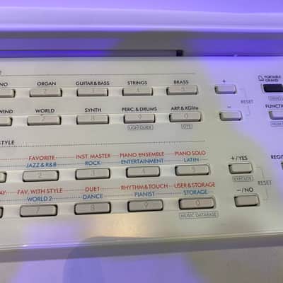 Yamaha EZ-300 61-Key Portable Keyboard with Light-Up Keys 2020 - Present - Silver image 6