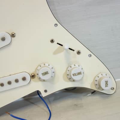 Uknown S-Type Loaded Pickguard w/ Single Coil Pickups – Fully Wired Strat Assembly - White image 3