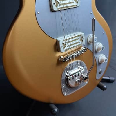 Eastman Fullertone Offset '62 Electric Guitar Metallic Gold Finish w/ Gig Bag image 6